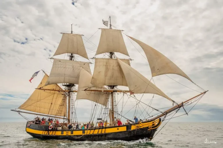 Visite à quai du navire pirate Phoenix