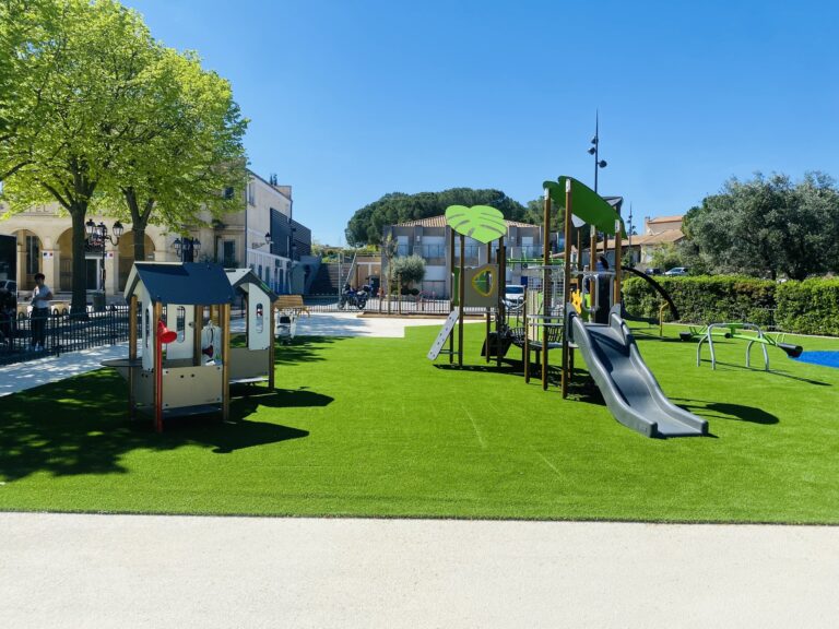 Ici7 Poussan Une Nouvelle Aire De Jeux Place De La Mairie Image 1 97a0ab