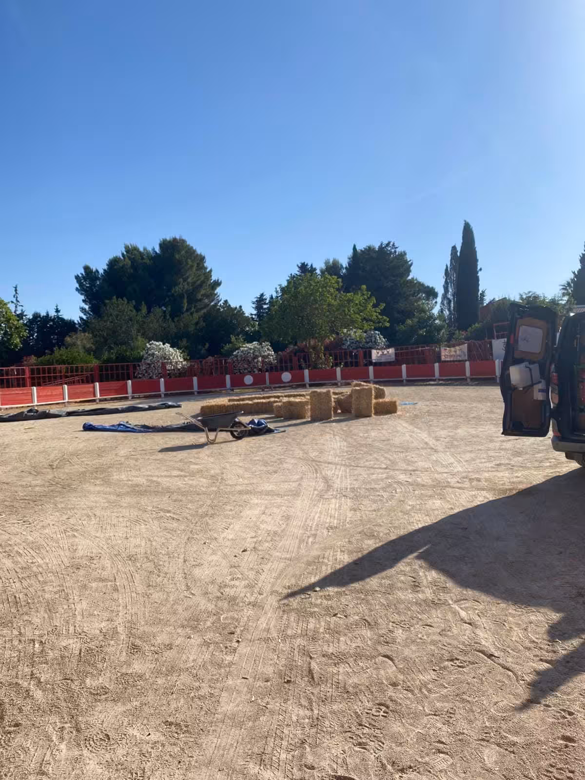 La fête de Montbazin 2026 se prépare : les festivités démarrent demain soir à 19h - arenes montbazin preparation fete village 2026 arènes de Montbazin préparation fête village 2026 piste sablée barrières rouges