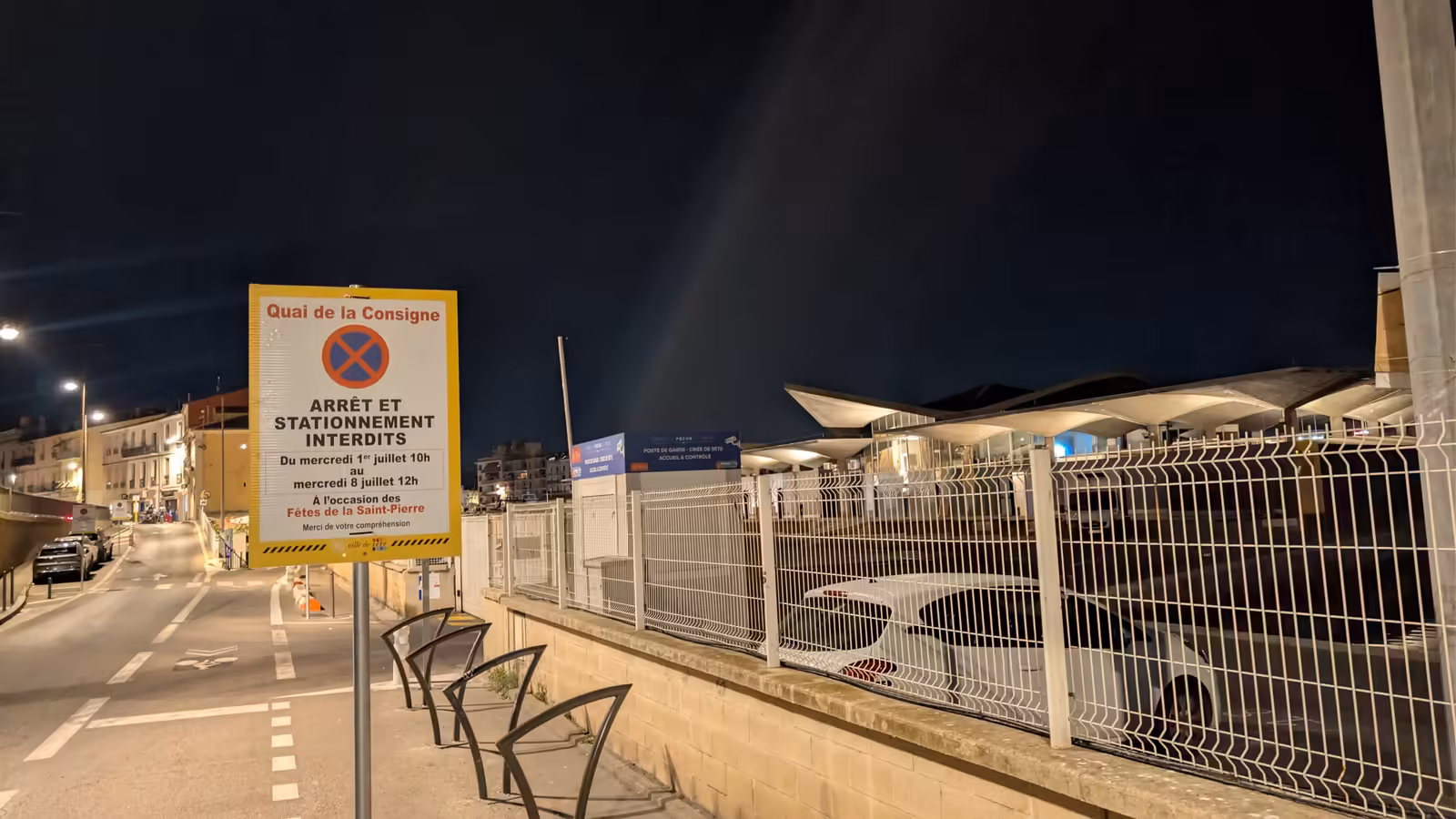 panneau stationnement interdit quai de la consigne Sète vue contexte saint-pierre 2026