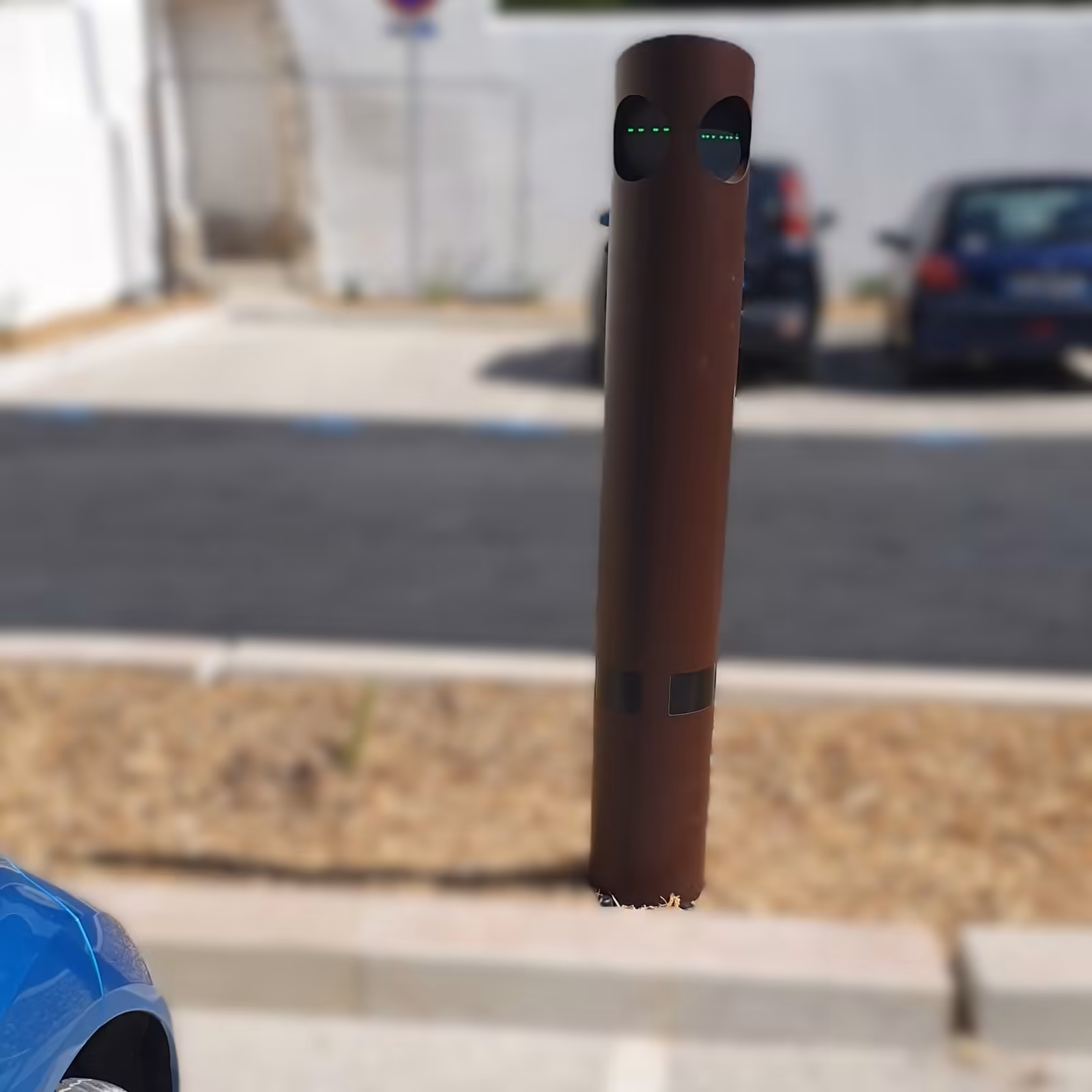 Borne Arrêt Minute du parking Sergent Bonnet à Poussan, avec ses capteurs de détection