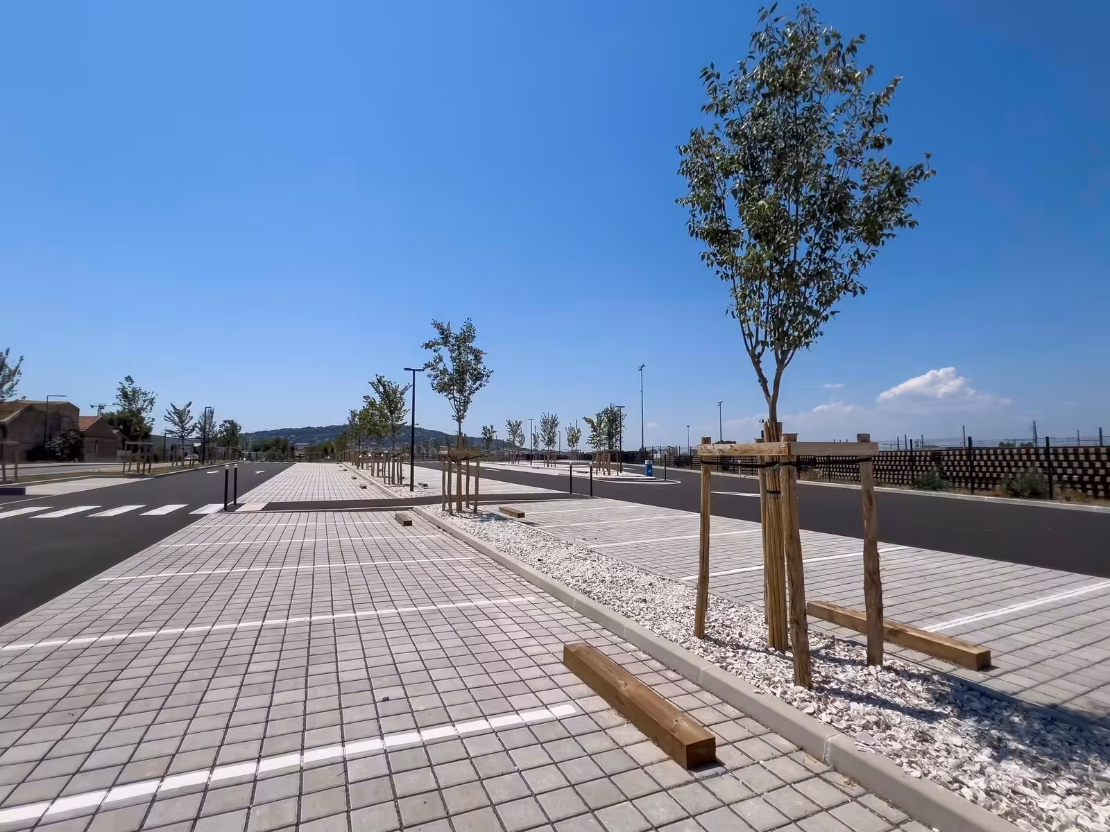 Vue d'ensemble du parking relais de la Voie de contournement Nord à Sète