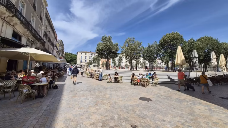 La place Aristide-Briand rénovée à Sète, terrasses et promeneurs