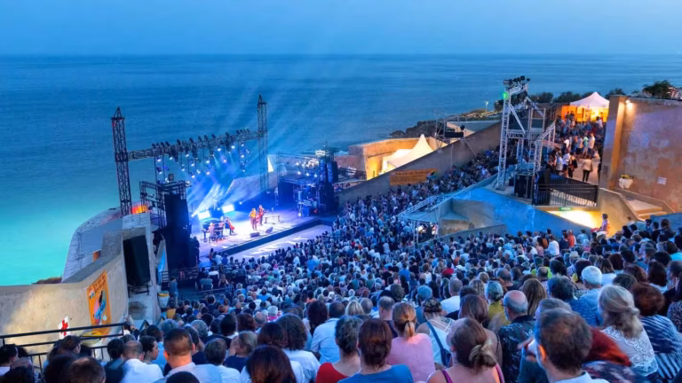 Concert en soirée au Théâtre de la Mer à Sète face à la Méditerranée