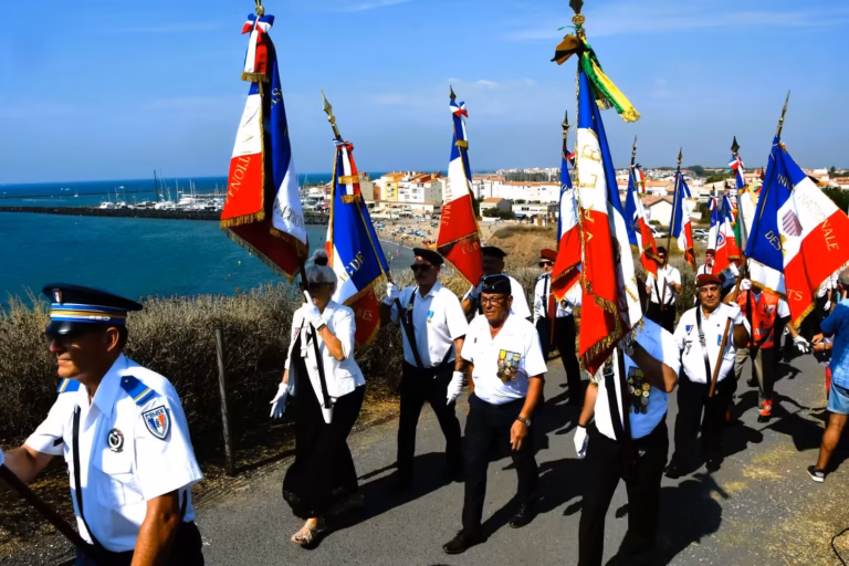 Porte-drapeaux des associations patriotiques défilant vers la Grande Conque au Cap d'Agde