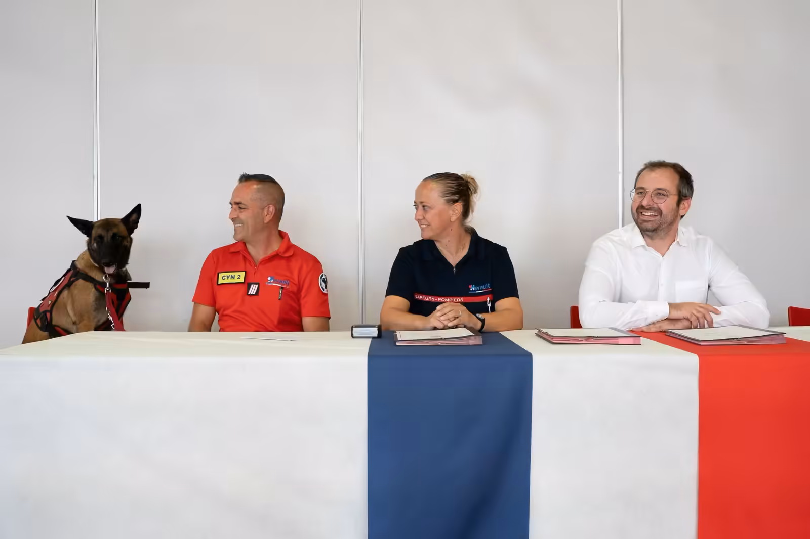 Six policiers municipaux d'Agde décorés pour avoir sauvé un motard - convention sdis 34 ville agde manoeuvres signature 2026 Signature de la convention entre le SDIS 34 et la Ville d'Agde