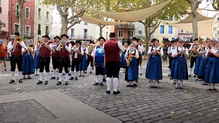 Stadtkapelle de Neuburg en costume bavarois jouant lors de la fête de la bière à Sète