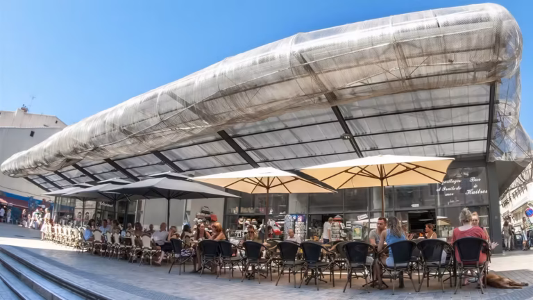 La terrasse des Halles de Sète, marché couvert de la rue Gambetta