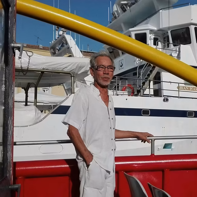 Jean-Louis Zardoni, tambour des joutes, sur un quai du port de Sète