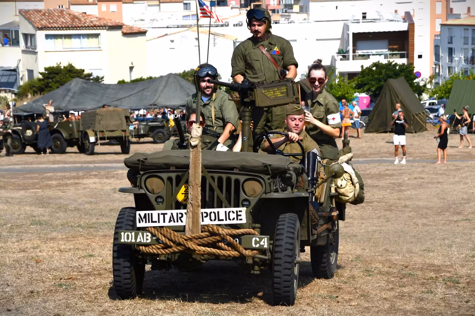 Jeep Willys et reconstitueurs en tenue américaine devant le campement militaire reconstitué au Cap d'Agde