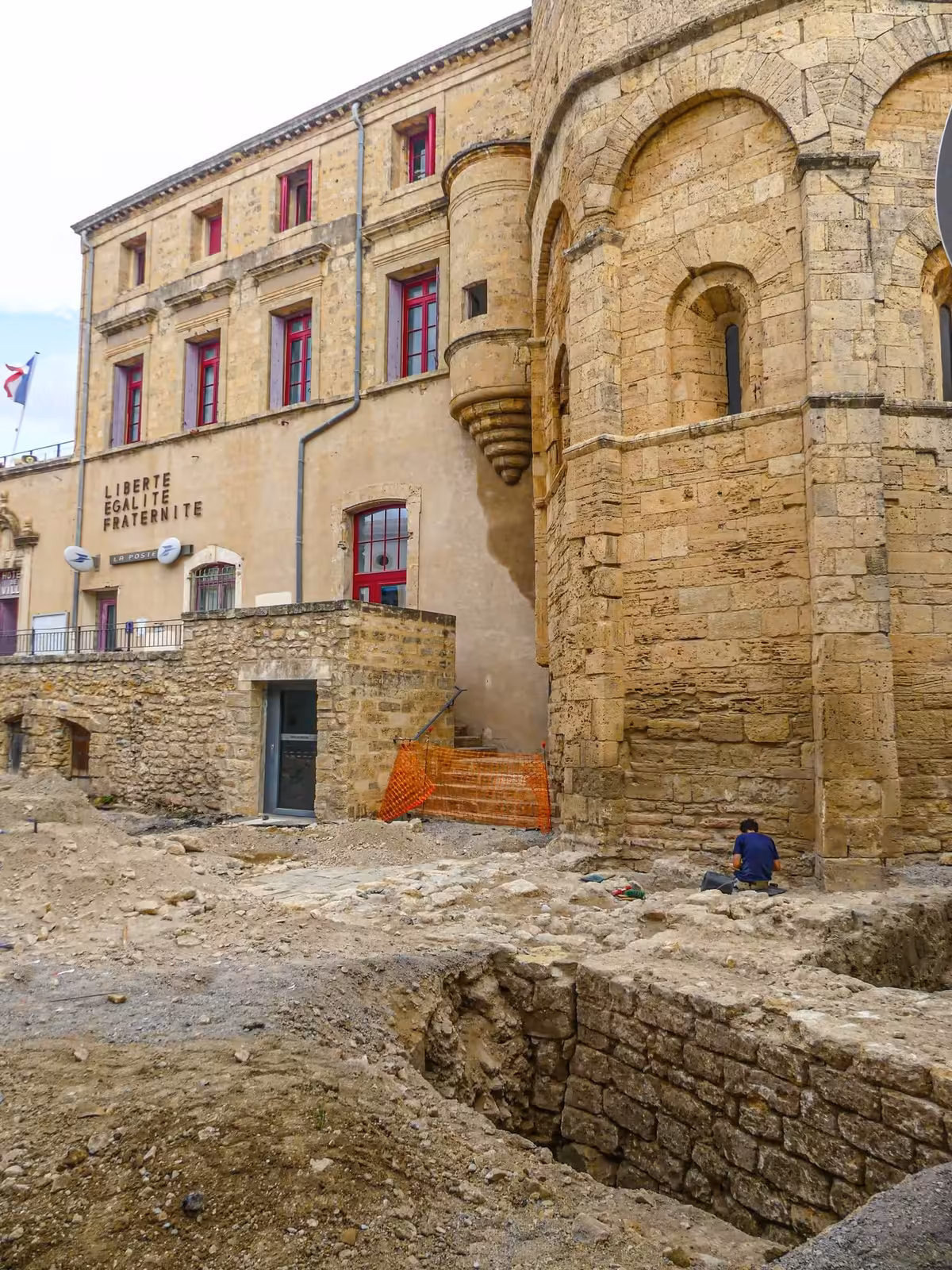 Archéologue au pied du chevet fortifié de la chapelle Saint-Hippolyte à Loupian