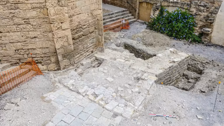 Fouille archéologique du rempart médiéval devant la mairie de Loupian