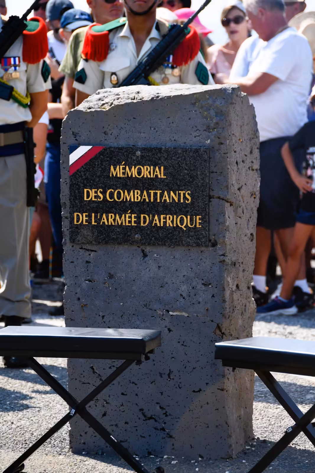 Mémorial des combattants de l'Armée d'Afrique à la Grande Conque, avec la garde d'honneur en arrière-plan