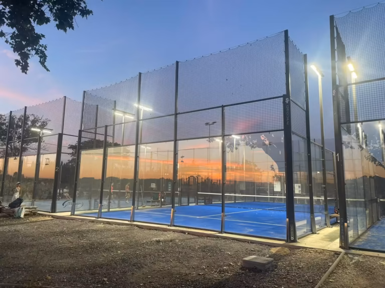 Troisième terrain de padel du Tennis Padel Club Marseillan au bord de l'étang de Thau