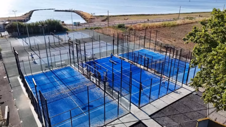 Vue aérienne des terrains de padel et de tennis de Marseillan au bord de l'eau