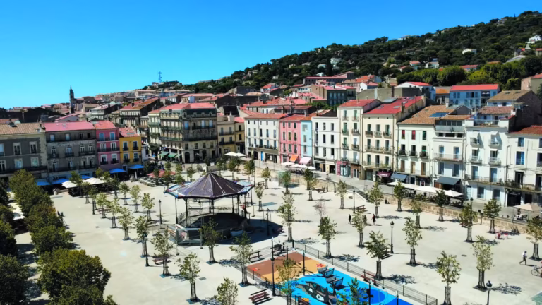 Programmation Théâtre de la Mer 2026 - place aristide briand renovee sete kiosque franke inauguration 2026 Vue aérienne de la place Aristide Briand rénovée à Sète, avec le kiosque Franke restauré et les nouveaux alignements d'arbres