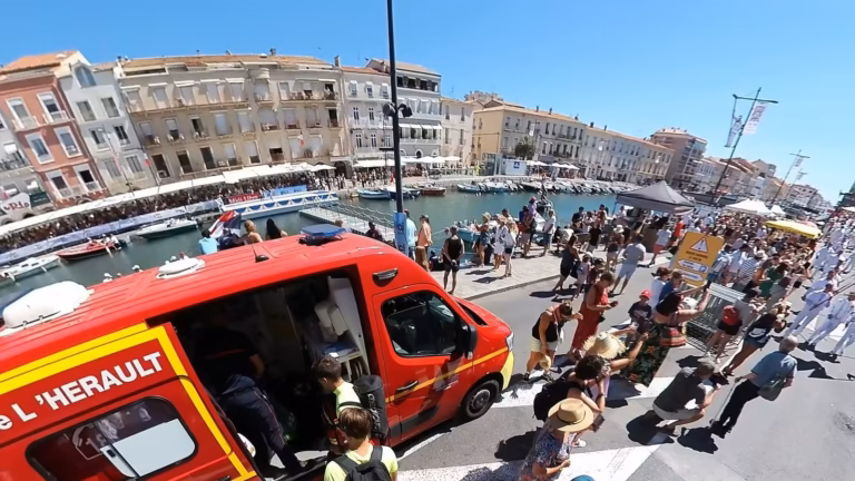 Camion des sapeurs-pompiers de l'Hérault posté au Cadre Royal pendant la Saint-Louis