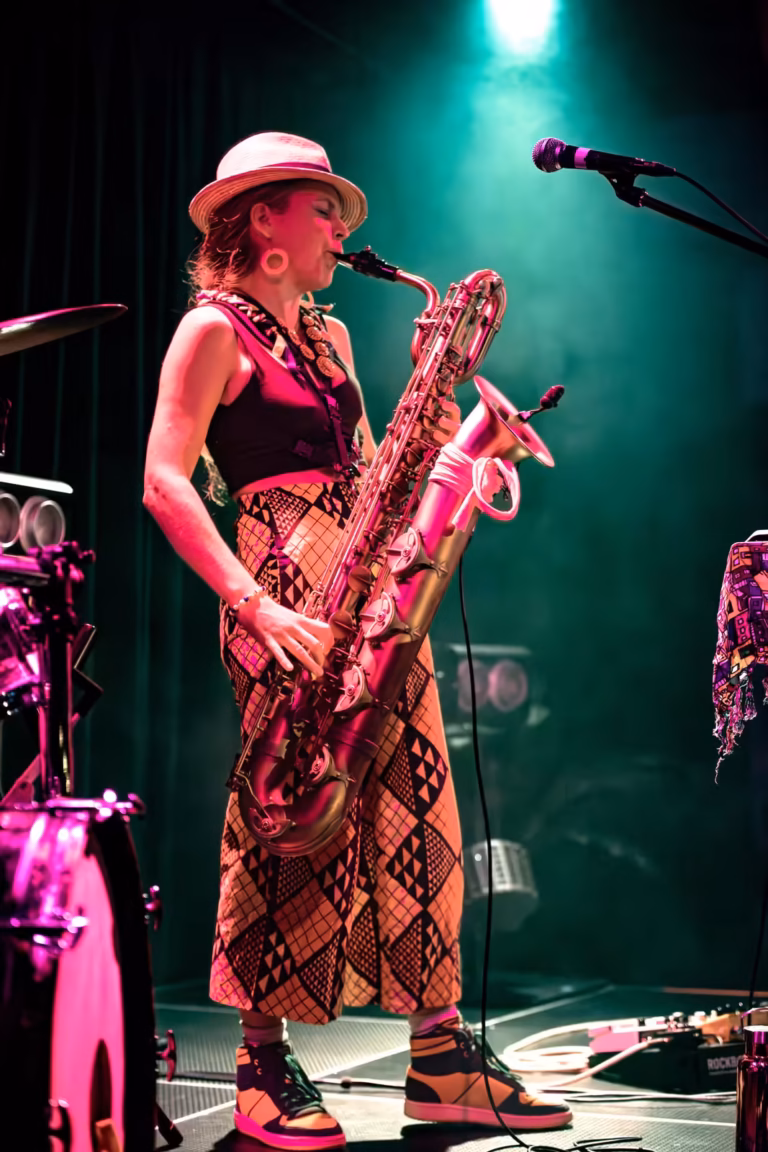Ania Reynolds alias Synthotronica au saxophone baryton sur scène en concert