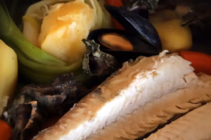Filet de poisson, moule ouverte et escargots de mer de l'aïgo sal