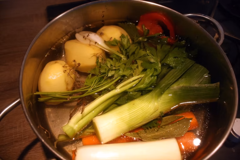 Légumes et herbes dans l'eau froide, départ de l'aïgo sal sétoise