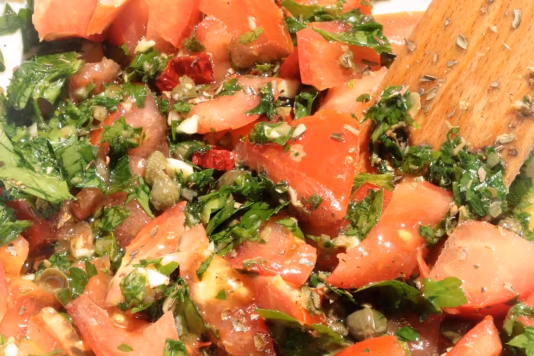 Garniture de tomate, persil, câpres, ail, origan et piment séché