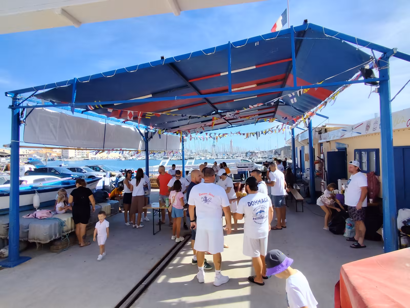 Tournoi des Rameurs Sétois 2026 à Sète : la victoire de Sandro Minarro - ambiance rameurs setois tournoi 2026 quai Ambiance conviviale sous le barnum des Rameurs Sétois après le tournoi 2026 sur le port de Sète