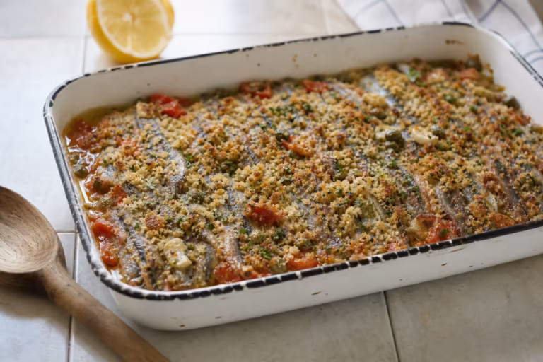 Anchois au four à la sétoise Alici in tortiera dans un plat émaillé
