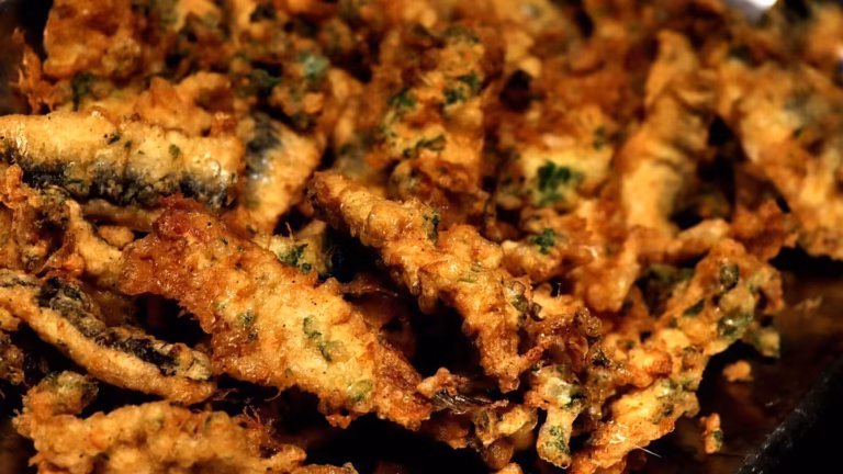 Anchois frits dorés, servis chauds à la sortie du bain d'huile