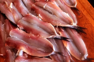Anchois ouverts en deux et désarêtés, prêts à être enrobés