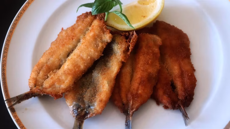 Anchois panés dorés servis avec un quartier de citron