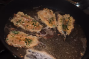 Anchois enrobés en train de frire dans l'huile chaude
