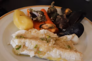 Assiette d'eau sel, poisson nappé de pistade, moules et escargots de mer