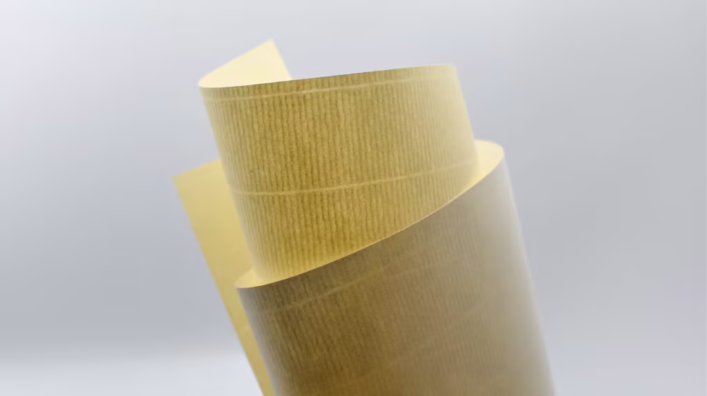 Feuilles de papier enroulées, atelier de fabrication de papier filigrané à la médiathèque de Sète
