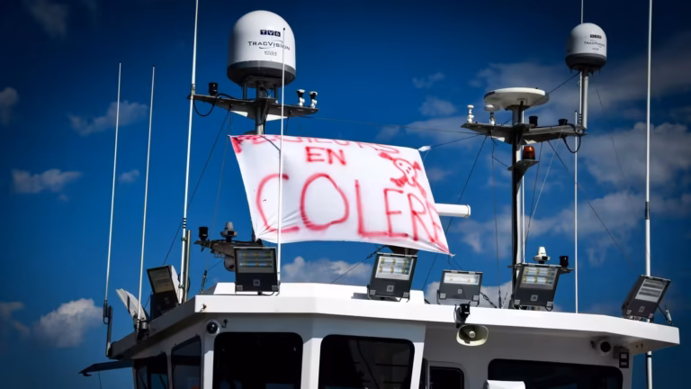 Banderole Pêcheurs en colère sur un chalutier au port de Sète
