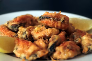 Gros plan sur des beignets de moules bien dorés à la friture