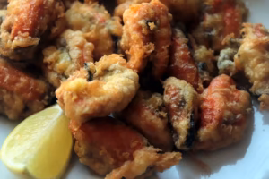 Beignets de moules servis chauds avec un quartier de citron
