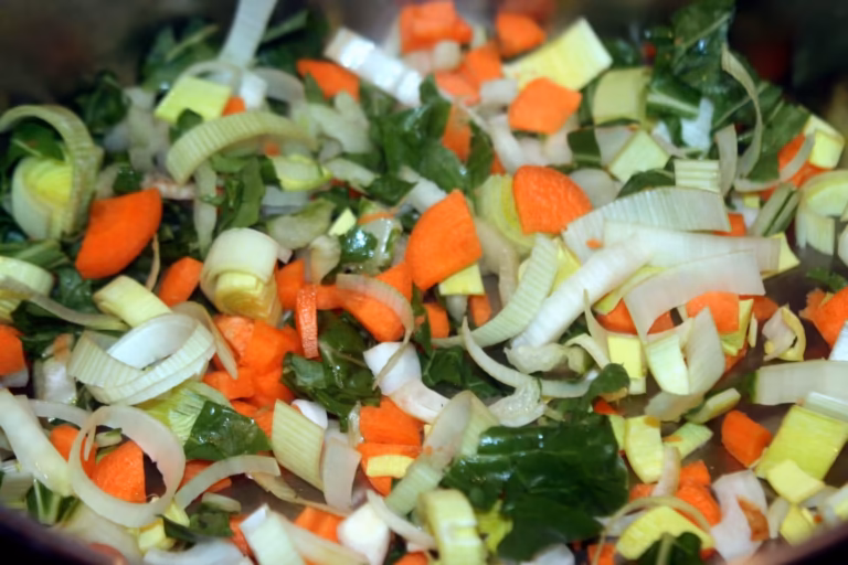 Légumes taillés prêts à revenir dans le faitout