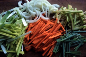 Carottes, poireaux et blette taillés en julienne fine