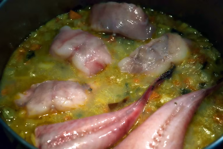 Queue et morceaux de lotte pochant dans le bouillon