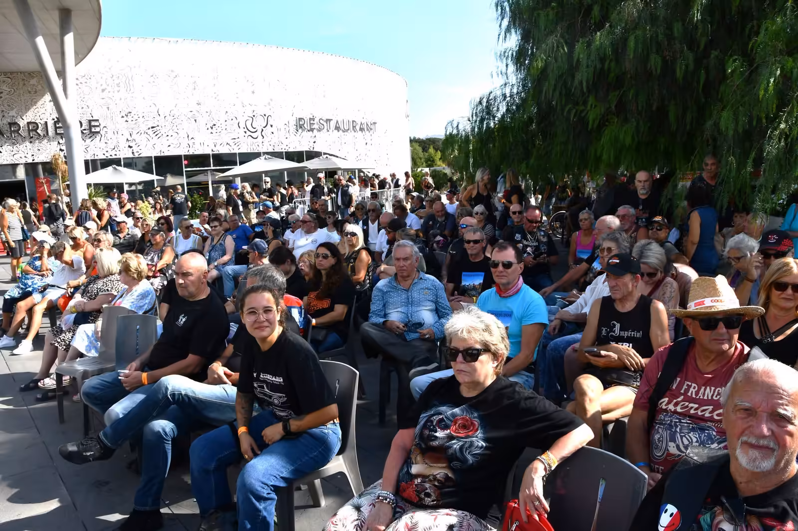 Bikers rassemblés devant le Casino Barrière pour la bénédiction des motos, Brescoudos 2026 à Agde