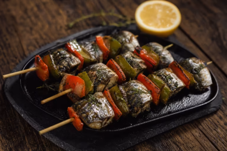 Brochettes de sardines marinées et poivrons grillés sur plat en fonte