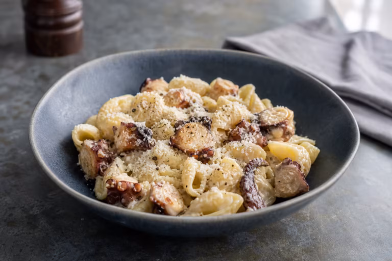 Carbonara de poulpe, coquillettes crémeuses, dés de poulpe caramélisés et parmesan