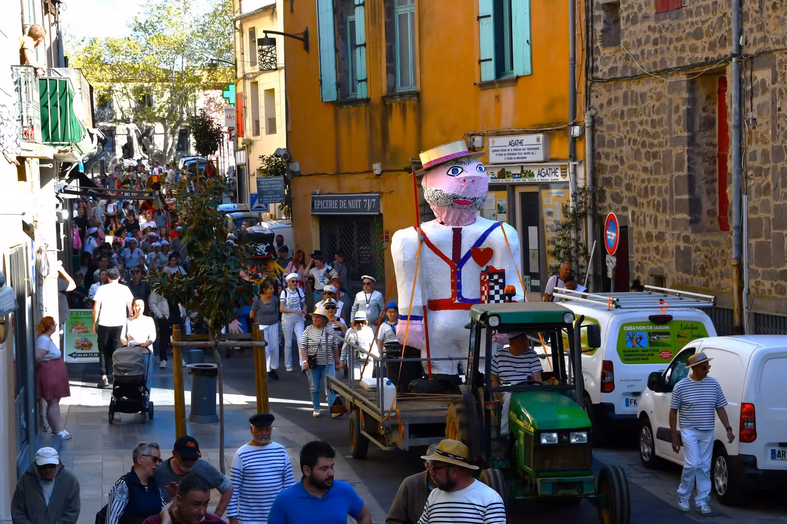 Le Pierrou, géant du carnaval d'Agde, tiré sur une remorque dans les rues du centre-ville