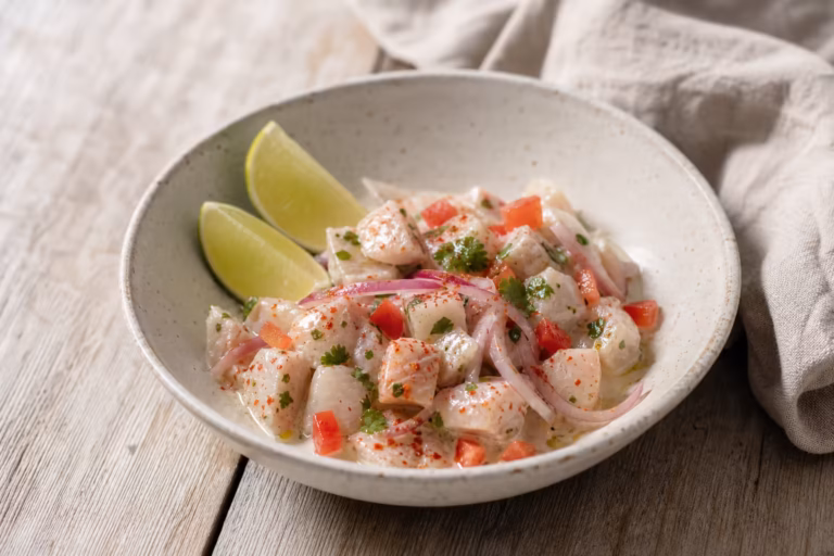 Ceviche de daurade au citron vert, oignon rouge et coriandre dans un bol