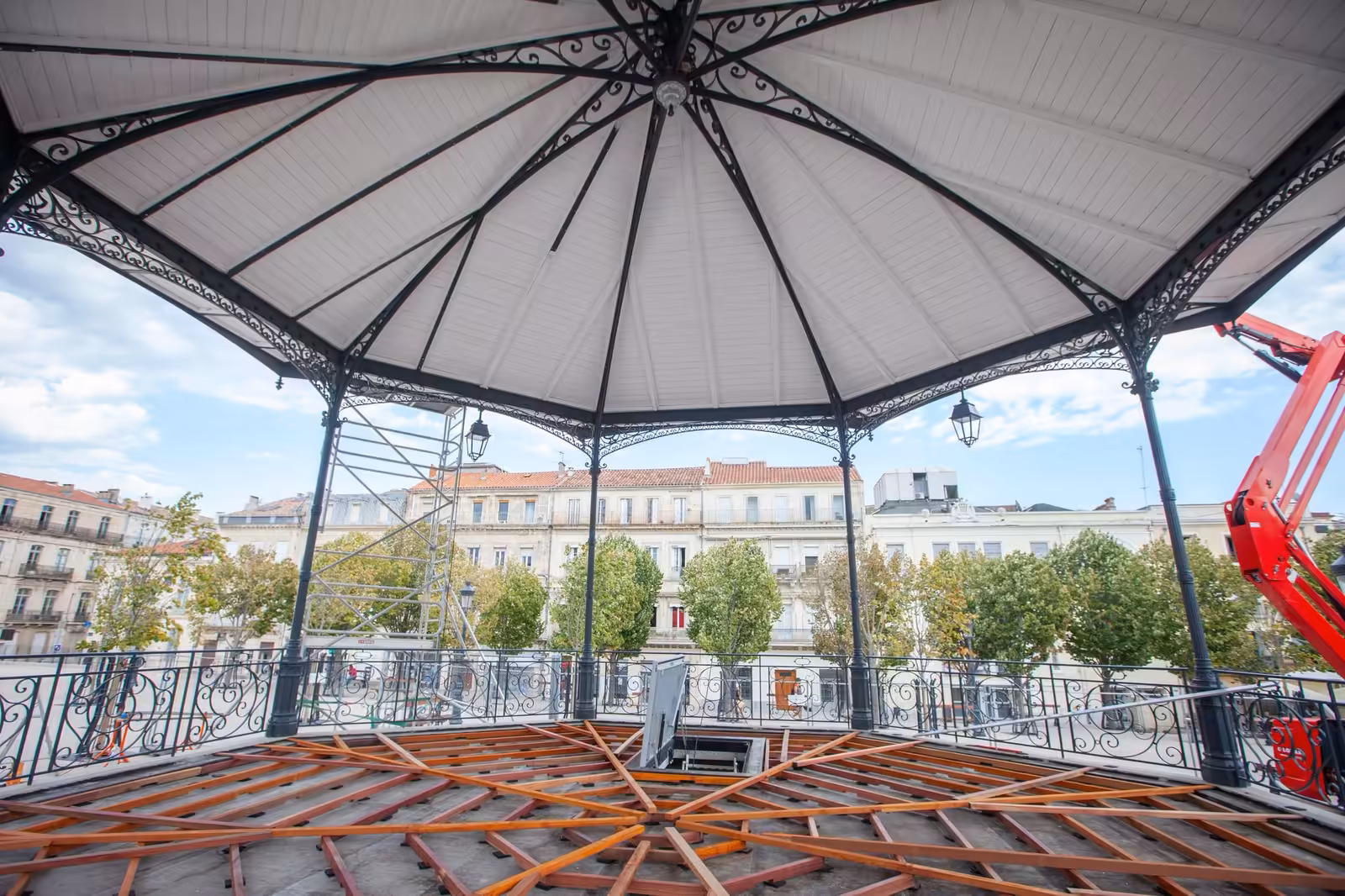 Vue sous la toiture du kiosque Franke et plancher en bois en cours de pose à Sète