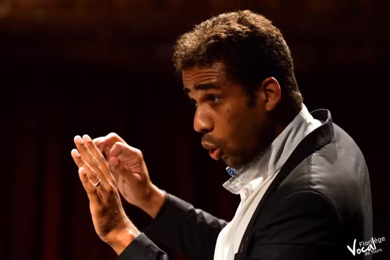 Chef de chœur dirigeant l'ensemble vocal InChorus pendant un concert a cappella
