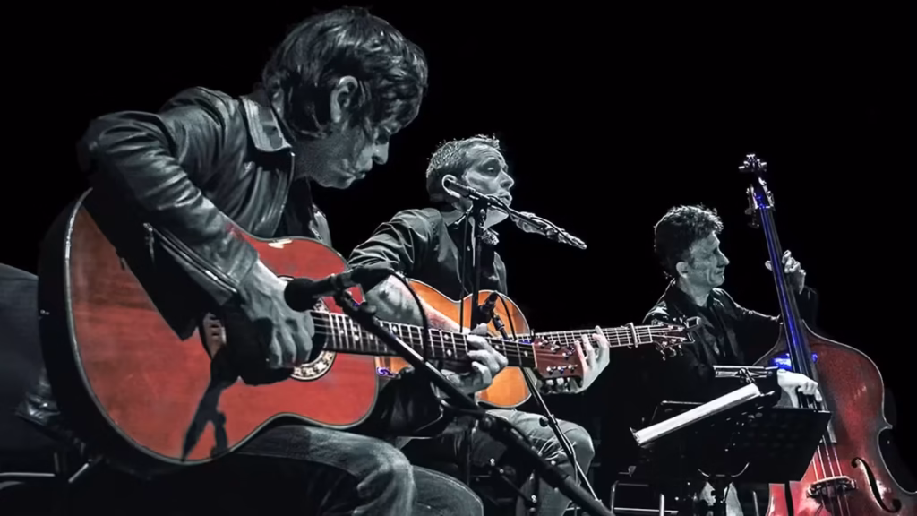 Le trio Le Bon Maître nous le pardonne en concert, deux guitares et une contrebasse