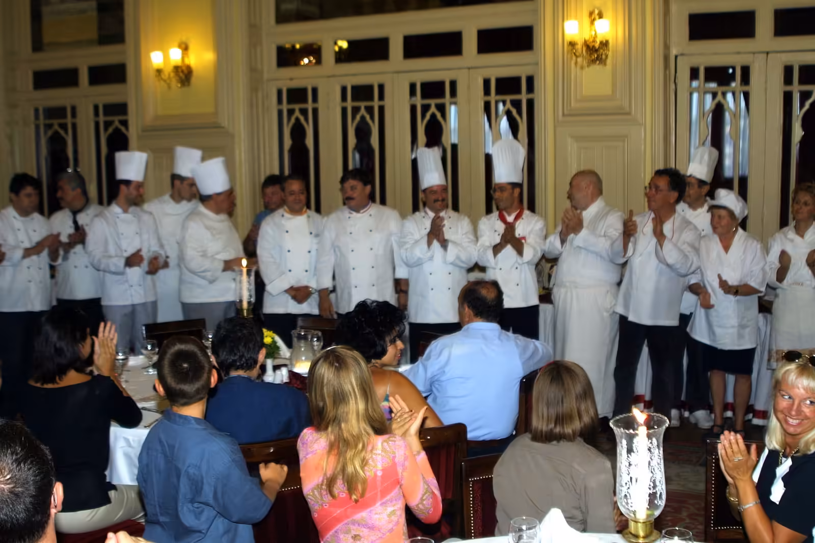 Les chefs des pays méditerranéens applaudis dans la salle du Pera Palace à Istanbul