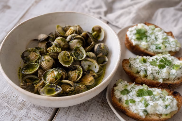 Coques à l'huile de basilic servies avec des toasts de tzatziki à l'aneth et coriandre