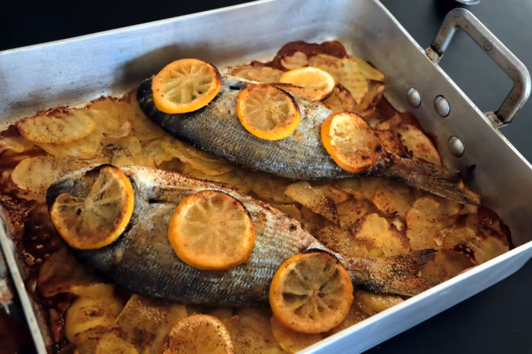 Daurade au four sur son lit de pommes de terre, sortie du four